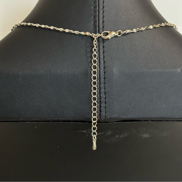 # 135 vintage antique looking crystal rhinestones silver tone necklace - Picture 4 of 8